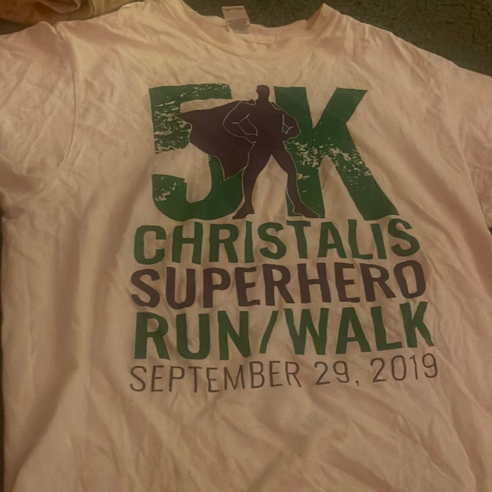 Color white , brand Gildon, can be used as a church shirt